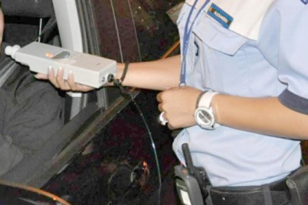 Băut şi fără permis, un şofer a intrat cu maşina în şanţ